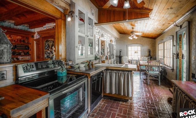 Eureka Springs Casa | Lujo, privado Rock Haus Eureka ... 2 = $ 269 ... 4 = $ 329 ... 6 = $ 389