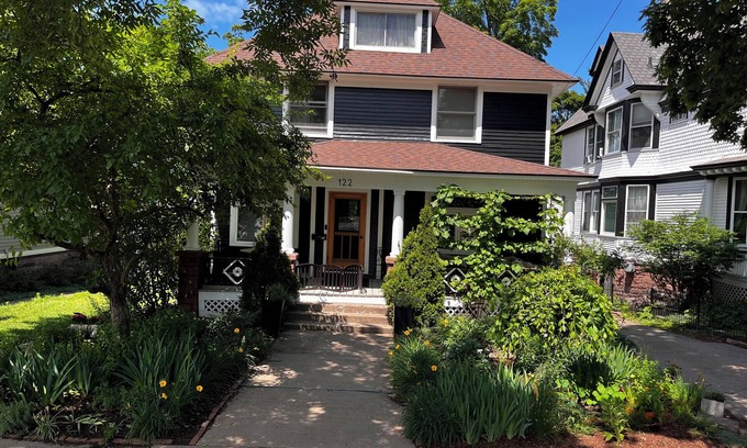 Marquette Casa | 1908 Four Square Marquette- Centrally located w porch, patio, sauna, fire pit