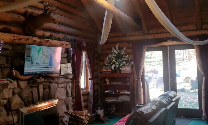White Lake Casa | 1913 LOVE SHACK Bethel NY Cheap weekend Juke Box 6 BREWERIES