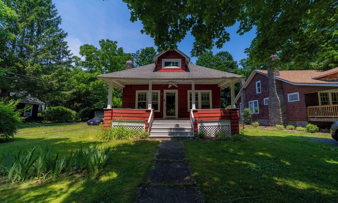 Phoenicia Casa | 1920s Phoenicia Bungalow w/ Vintage Furnishings, Sauna, Fireplace, & Fenced Yard