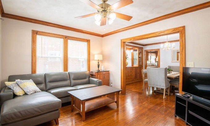 Morton Casa | 1925 Craftman style home close to downtown Morton