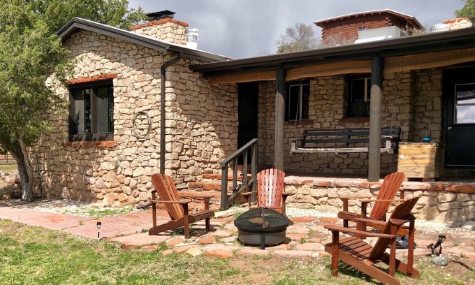 Rimrock Cabaña | 1930's Stone Cottage with spectacular views!