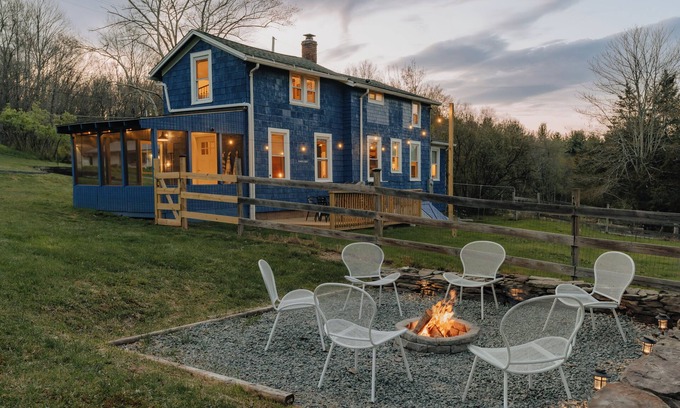 Jeffersonville Cabina | 1930's Vintage Cabin · Hot Tub · Kohler Cabin