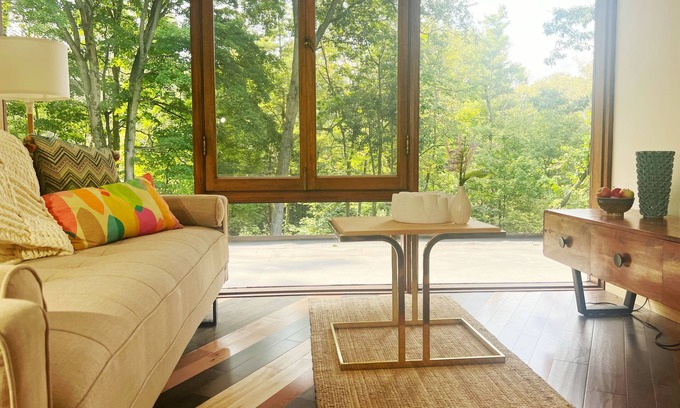 North Dumfries Casa | 1960 Mid-Century Modern Nature Retreat