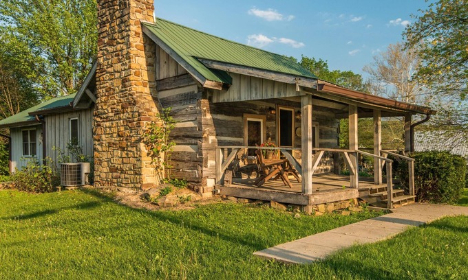 Helmsburg Cabina | Bean Blossom Vacation Cabin