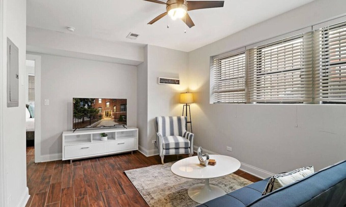 Ravenswood Apartamento | 1BR Delightful Apt in Ravenswood | Shops & Dining