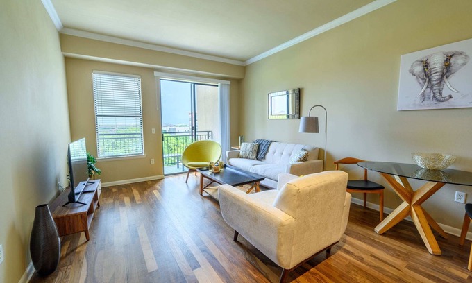 Cityplace Apartamento | 1BR Executive Suite With Pool, Gym & Fast Wi-Fi By ENVITAE