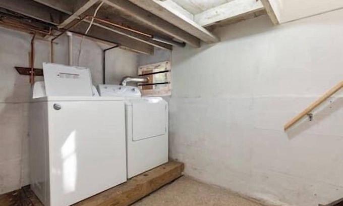 DeKalb Apartamento | 1BR+Office Apt Near NIU & Dekalb Data Center