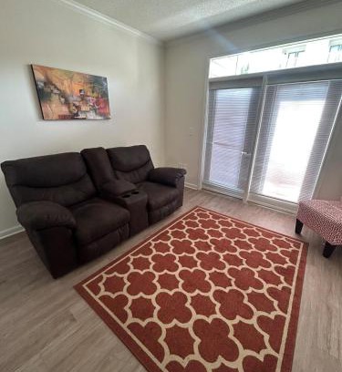 Charlotte Apartamento | 1BR with Queen Bed and Recliner Couch Free Parking