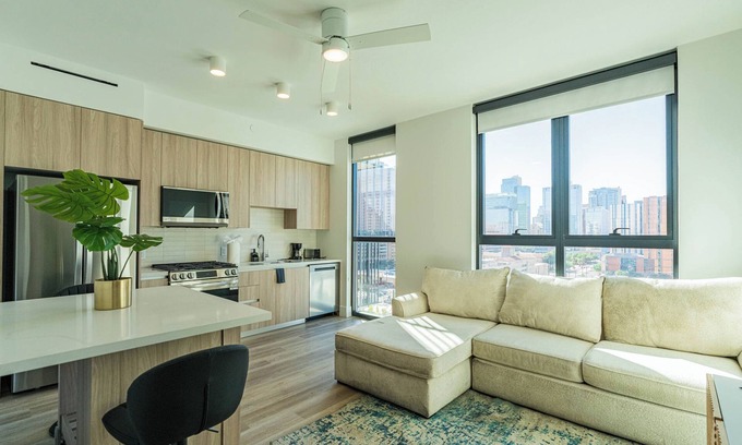Roosevelt Apartamento | 1BR1BA Suite w/Pool, Gym & Rooftop w/City Views