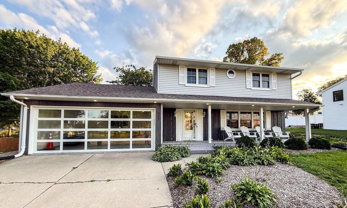 Ashwaubenon Casa | 1min walk to Lambeau!|King Bed