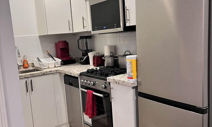 Hamilton Casa | 1st Floor Studio Unit Near Hamilton Airport, Mohawk College, St. Joe’s Hospital