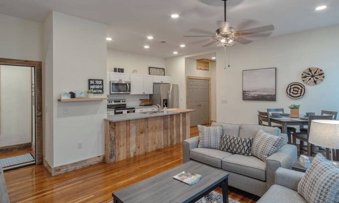 Waynesville Apartamento | 2/1 Right On Main Street In The Center Of It All!