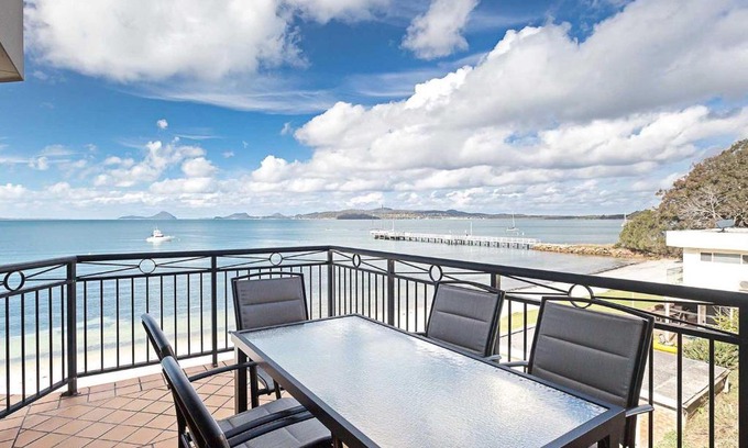Soldiers Point Casa | 2 137 Soldiers Point Road luxury unit on the waterfront with aircon and free unlimited WiFi