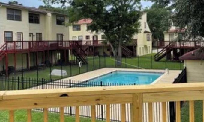 Tallahassee Casa | 2/2 Family-sized townhome with deck - 2 minute walk to Doak Stadium!