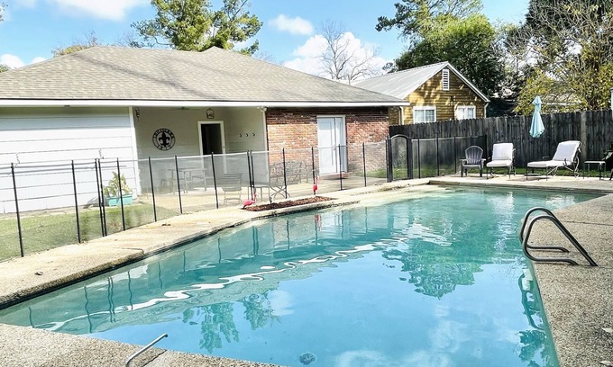Mid City South Casa | ❤️2.2 MilesToLSU 2 Desks WasherDryer AC🤿Pool FencedYardPatio📺SmartTV❤️