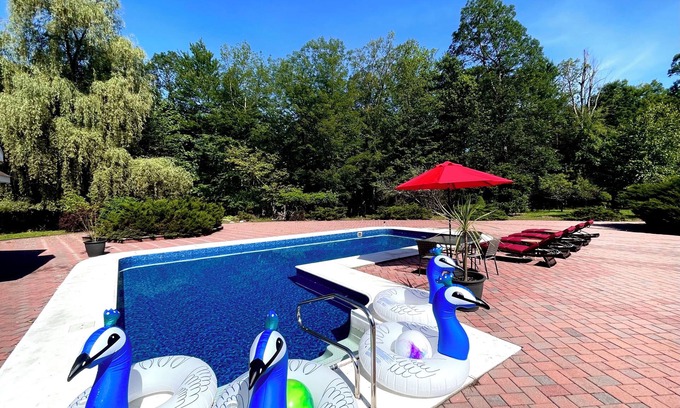 East Stroudsburg Casa | ☀️ 2 ACRE POCONO HOUSE WITH PRIVATE POOL TENNIS COURT HUGE BACKYARD PATIO ☀️