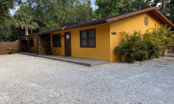 Solana Apartamento | 2 Bed/1 Bath - Unit B