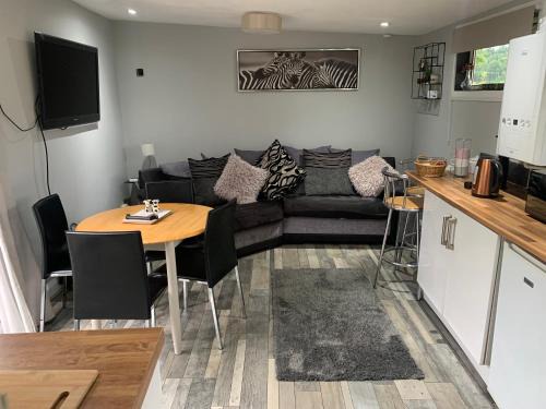 Denbigh Casa | 2-Bed Cabin Sleeps 4 -Small Pets Ok -Free Parking