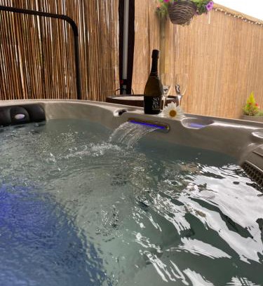Wimborne Saint Giles Casa | 2 Bed Countryside Retreat in Dorset Includes a private Hot Tub and cosy wood burner