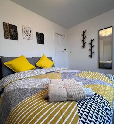 Newark upon Trent Villa | 2-Bed Family House Nr Nottingham City Hospital, Arnold, Mansfield with Free WiFi