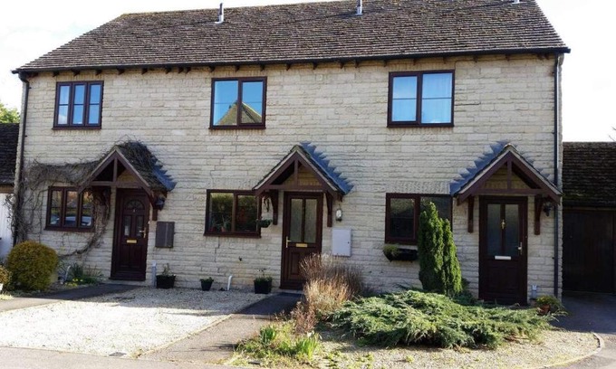 South Leigh Casa | 2 Bed House - Sleeps 6 - Pets - Garden - Parking