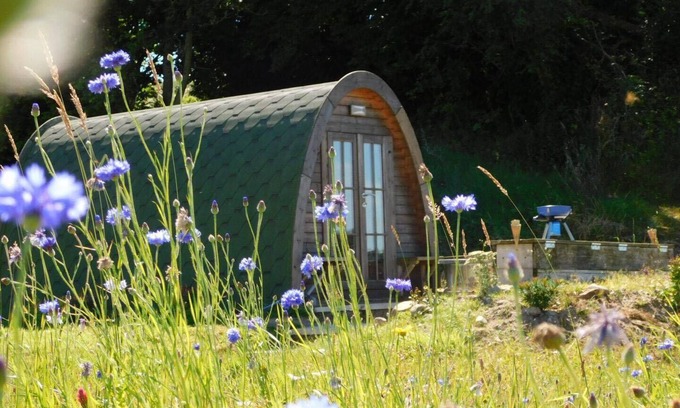 Omagh Cabina | 2 Bed Pod Cabin-Sleeps 2-Pets-Garden-Mtn View