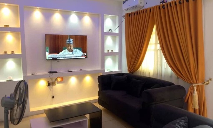 Benin City Apartamento | 2 Bed-Sleeps 4-Free Parking-AirCon-3