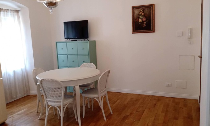 Barriera Vecchia-San Giacomo Apartamento | 2-bedroom, 4-guest apartment in historic area of Trieste in 19th century style