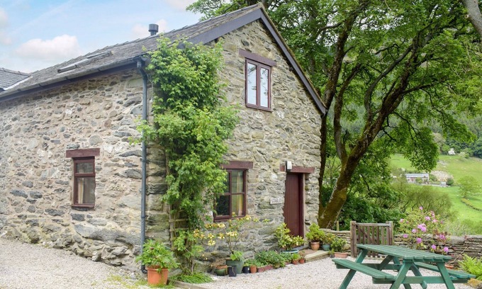 Pennant Melangell Cabaña | 2 bedroom accommodation in Llangynog, near Welshpool