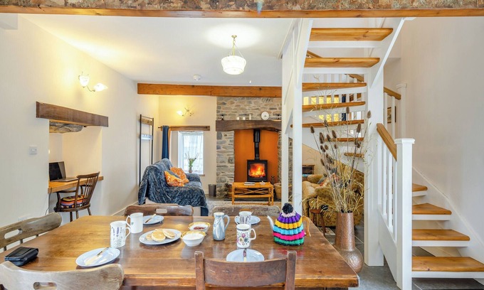 Llanddewi Brefi Cabaña | Charming cottage set within a peaceful village within the foothills of the Cambrian Mountains.