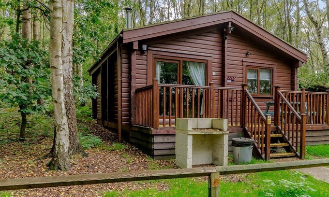Edwinstowe Cabina | 2 bedroom accommodation in Sherwood Forest, Rufford
