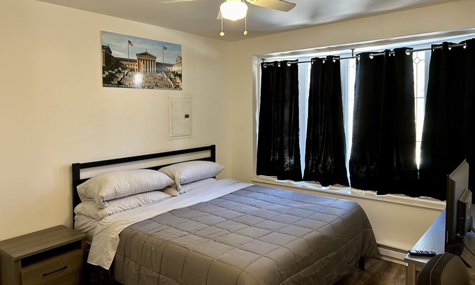 Manayunk Apartamento | 2 Bedroom apartment sleeps 8 people with King Size Bed, 3 Computer Desk & more!