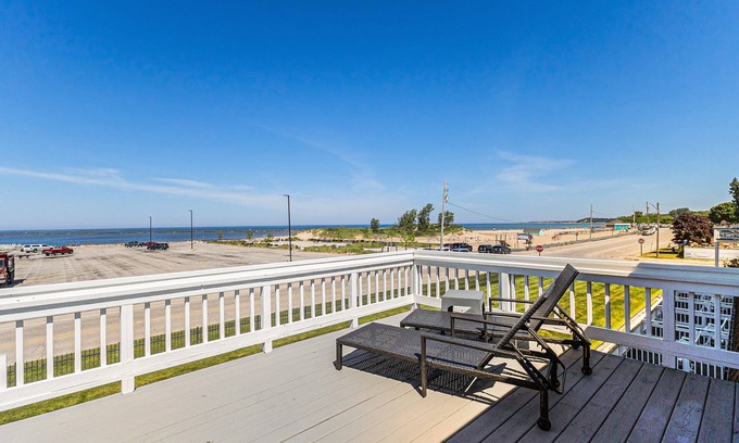 Ludington Condominio | 2-bedroom Apartment-2 Balconies-Personal Patio-Porch-Lake Michigan View-Sleeps 8