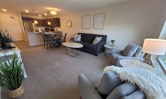 Fenton Apartamento | 2-Bedroom apartment in Fenton, MI with Wi-Fi, Fitness Center, & in-unit Laundry!