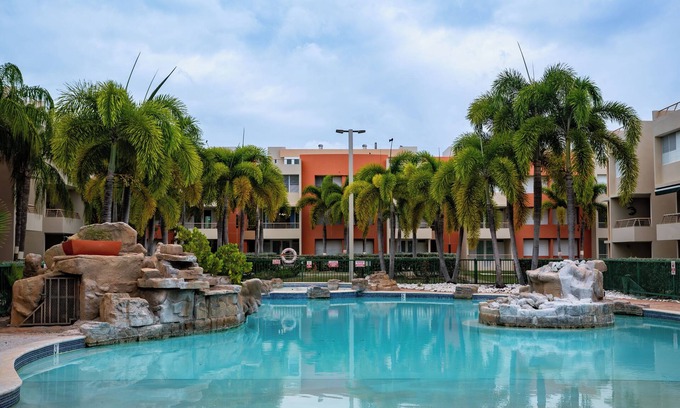 Cabo Rojo Condominio | Hermoso Condominio en Cabo Rojo; 3 Piscinas, AC, WiFi, y Reserva de Electricidad