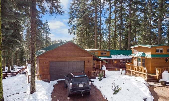 Historic Downtown District Cabina | 2 bedroom cabin plus loft, huge deck, lodge-style furnishings.