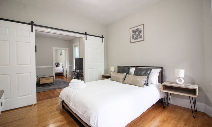 Brighton Apartamento | 2 bedroom condo close to Boston and Cambridge with free parking