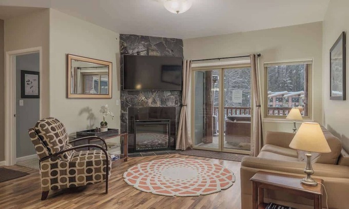 Alyeska Apartamento | 2 Bedroom Condo w/Hottub! In the Heart of Girdwood
