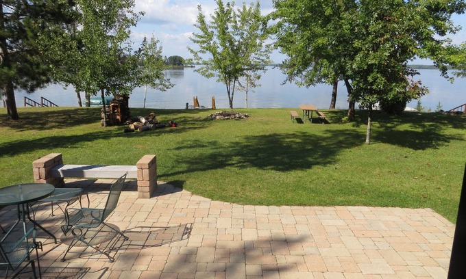 New Lisbon Cabaña | Casa de vacaciones en el agua con su propio muelle, Castle Rock Lake WI $ 1,036 / w