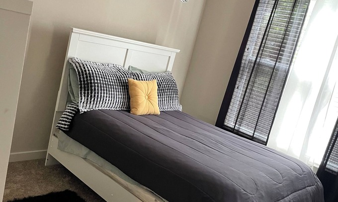Charlotte Apartamento | 2-bedroom cozy family friendly studio apartment in trendy Charlotte with WiFi,AC