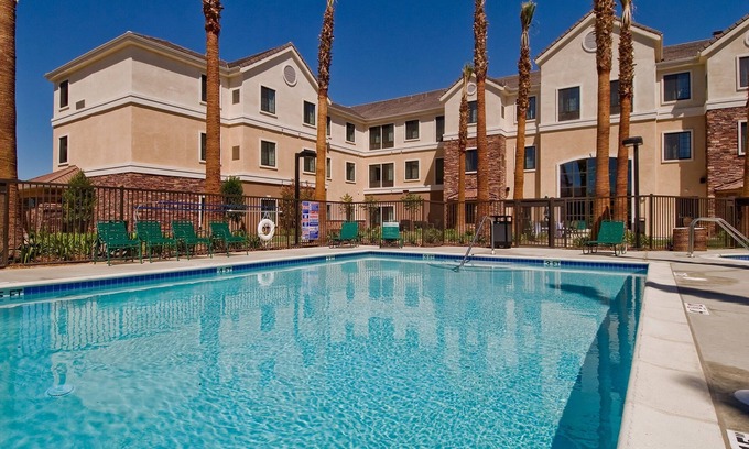 Palmdale Apartamento | 2 Bedroom | Free Breakfast. Outdoor Pool & Hot Tub