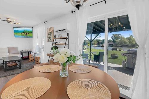 Lakeshore Casa | 2 bedroom Getaway on the River/close to marina