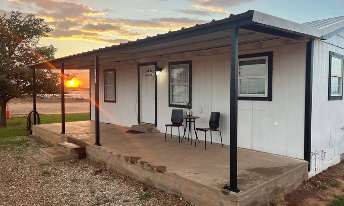 Stanton Casa | 2-bedroom house in lovely Stanton with WiFi, AC. and Heating. Beautiful Sunset!