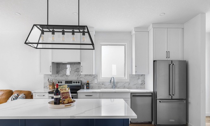 Inglewood Apartamento | 2 bedroom Inglewood home with backyard. 12 minute walk to Stampede/Saddledome