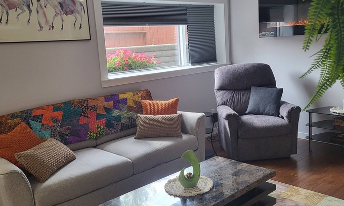 Inglewood Casa | 2-bedroom lower suite. 10 mins to downtown, Calgary Zoo, Saddledome & Max Bell