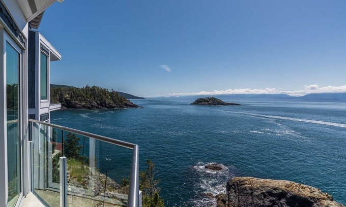 Juan de Fuca Electoral Area Complejo | 2 Bedroom Luxury in Sooke