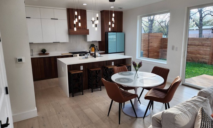 Georgian Acres Casa | 2-bedroom new house in phenomenal Austin with AC, WiFi
