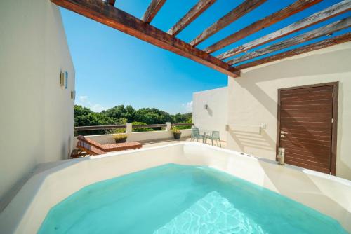 Playacar Apartamento | 2 Bedroom Penthouse with Private Jacuzzi next to Fifth Avenue and Beach - Plaza Paraiso A203