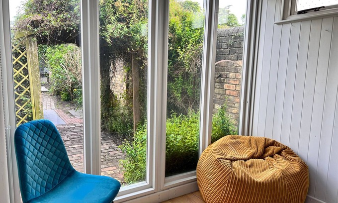 Cambridge Casa | 2 bedroom Quirky House in Cambridge with garden and parking